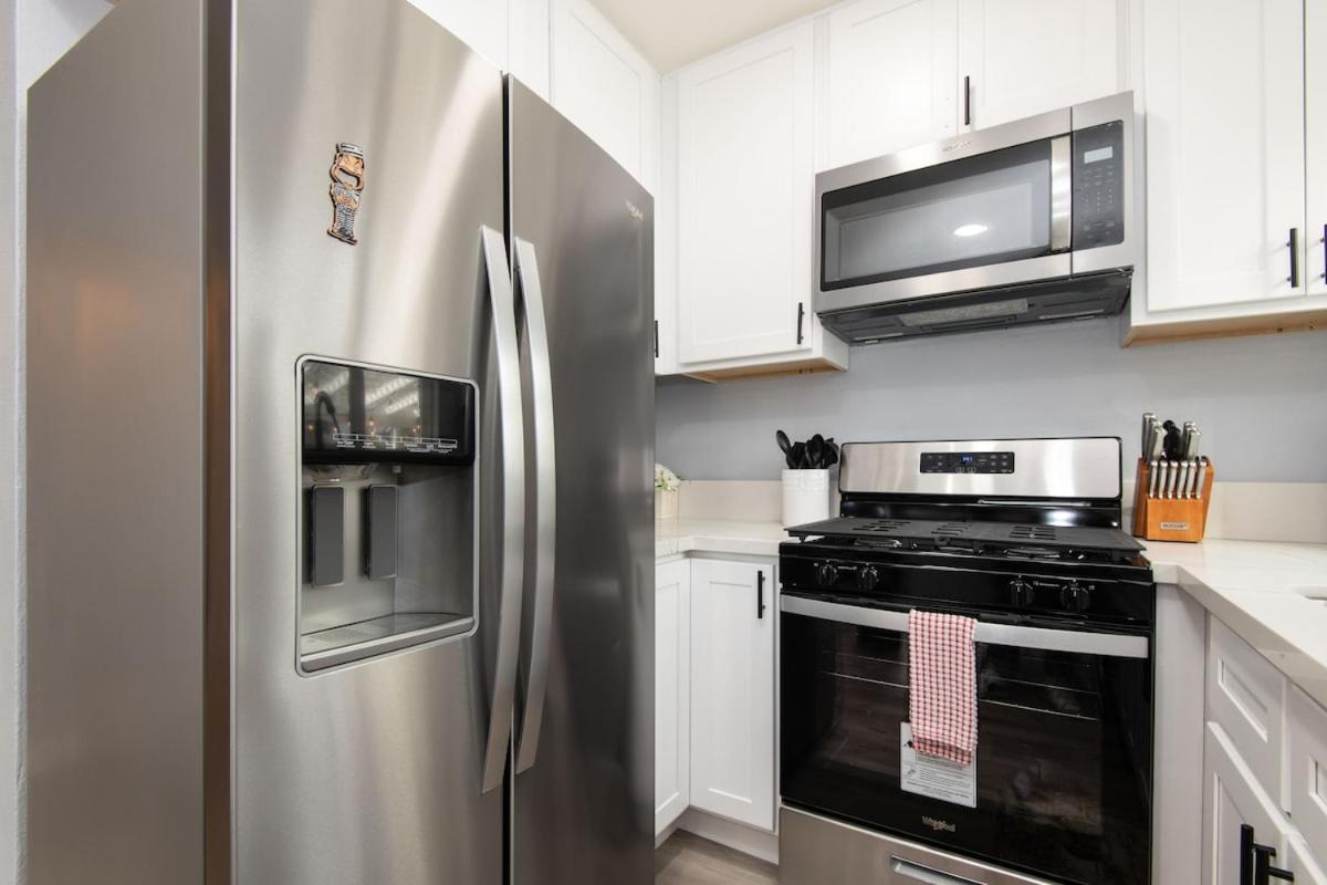Spacious 3 Bedroom 2 Bathroom With Free Onsite Parking Apartment