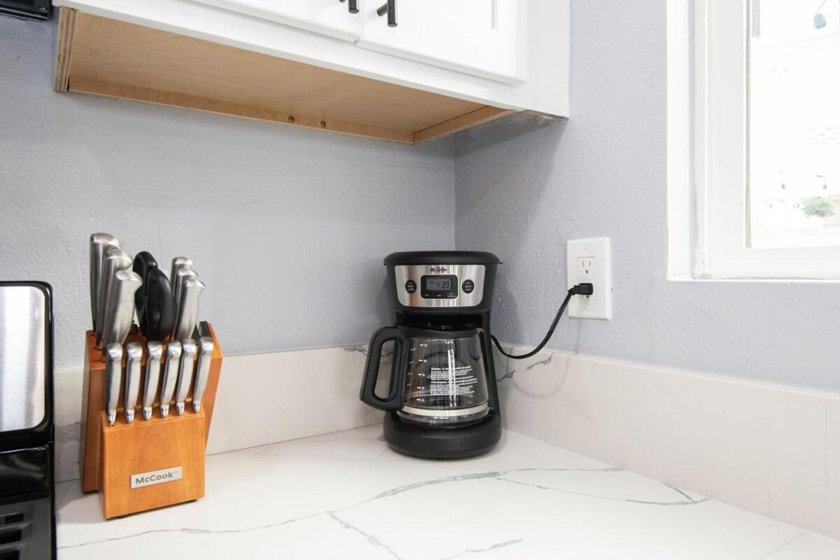 Spacious 3 Bedroom 2 Bathroom With Free Onsite Parking Apartment