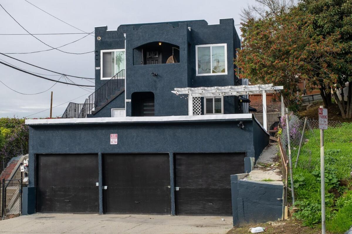 Spacious 3 Bedroom 2 Bathroom With Free Onsite Parking Apartment