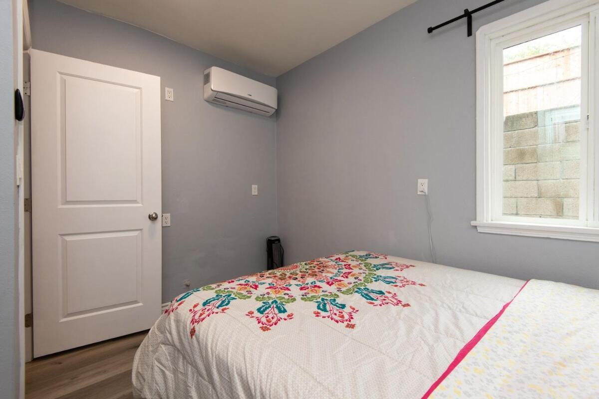 Spacious 3 Bedroom 2 Bathroom With Free Onsite Parking Apartment *
