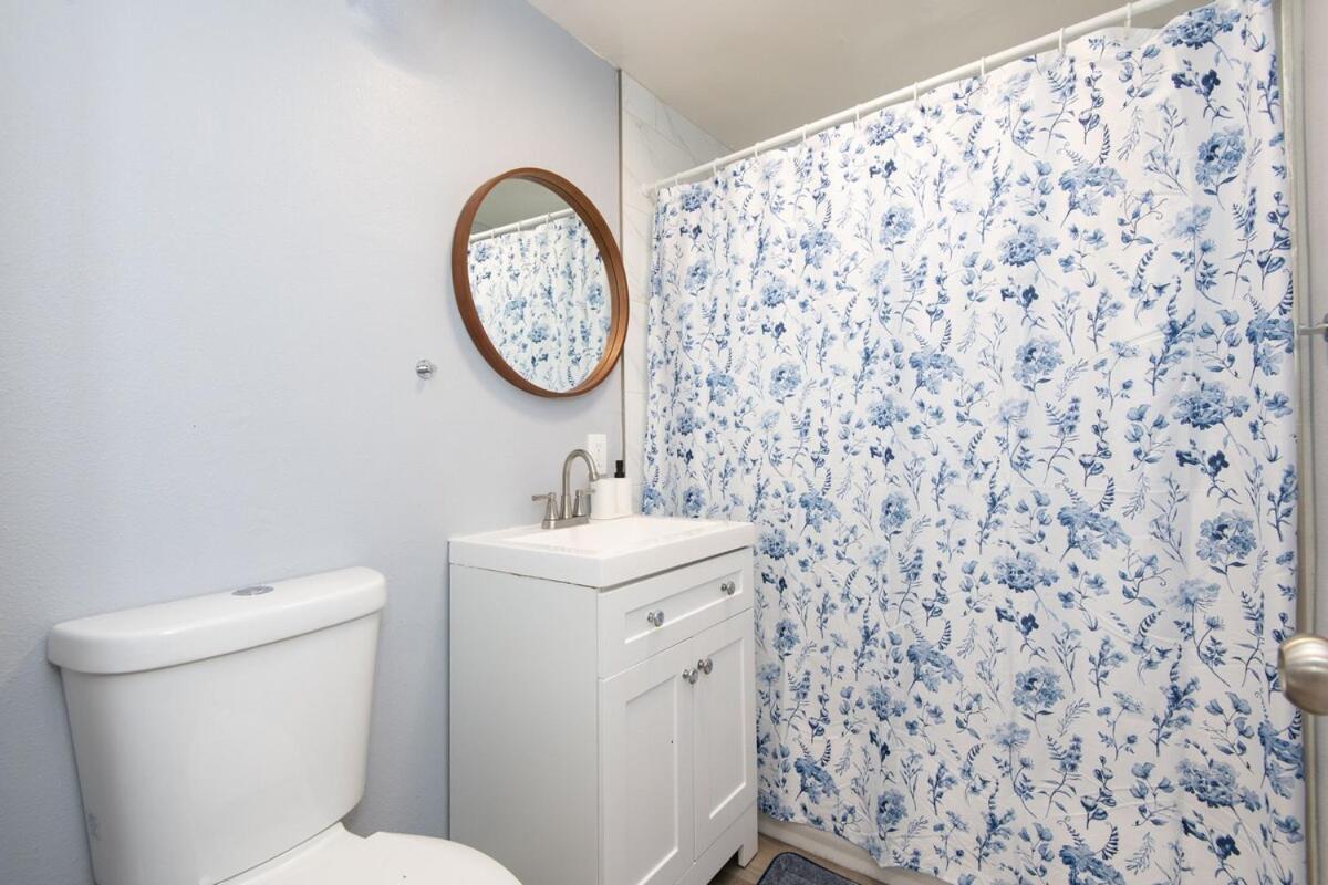 Spacious 3 Bedroom 2 Bathroom With Free Onsite Parking Apartment *