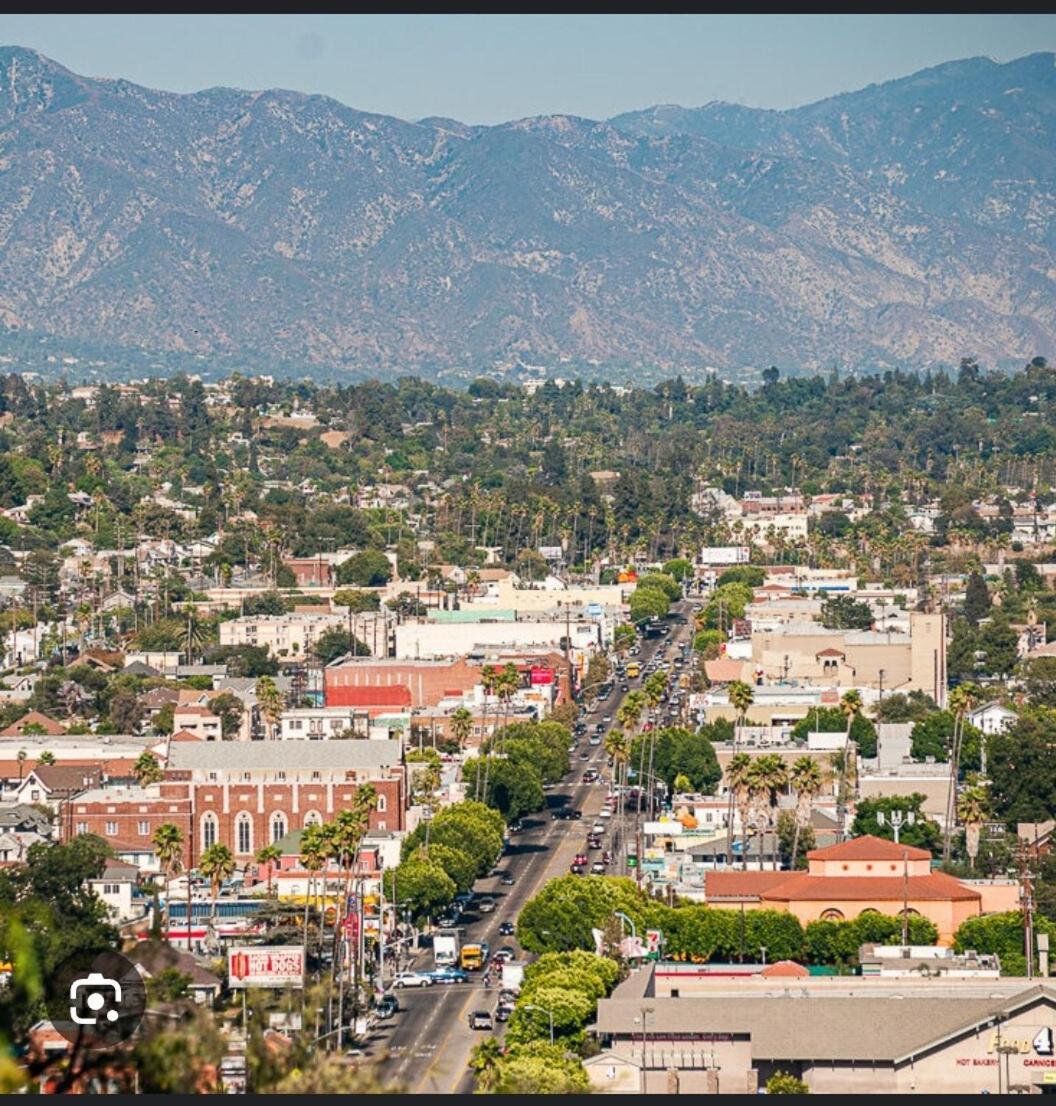 Spacious 3 Bedroom 2 Bathroom With Free Onsite Parking * Los Angeles