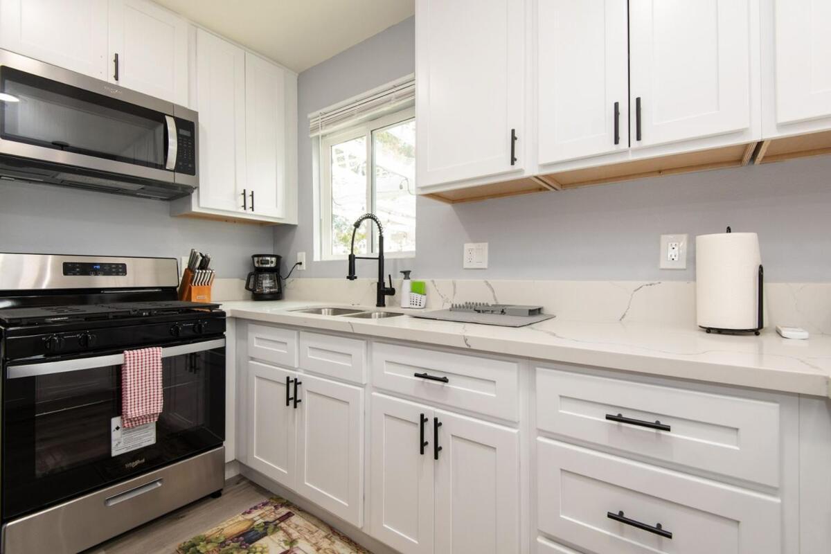 Spacious 3 Bedroom 2 Bathroom With Free Onsite Parking Apartment